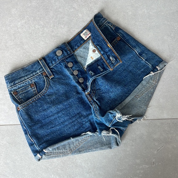 LEVI’S WHITE OAK CONE DENIM SHORTS - Picture 3 of 9